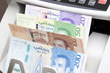 Fas parası - sayma makinesinde dirham