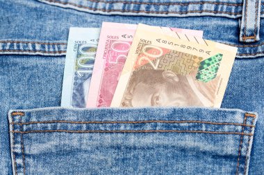 Kot pantolonun cebinde Peru solu