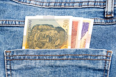 Makedon parası - Kot pantolonun cebinde dinar