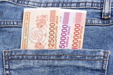 Eski Gürcü parası - Kot pantolonun cebinde Lari