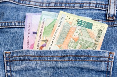Belarus parası - kot pantolonun cebinde ruble