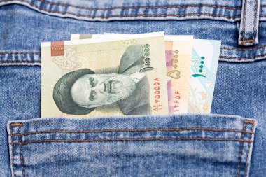 Eski İran parası - Kot pantolonun cebinde Rial