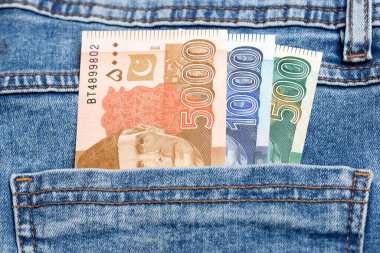 Pakistan parası - Kot pantolonun cebinde rupi