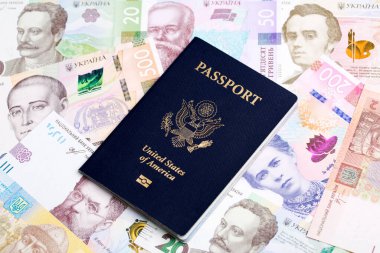 Ukrayna parası üzerinde Amerikan pasaportu - Hryvnia