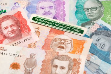 Kolombiya parasının kalıcı ikamet kartı - Peso