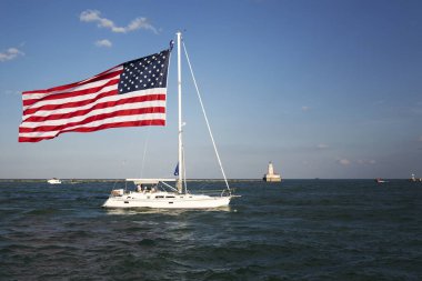 Michigan Gölü 'nde Amerikan bayrağı taşıyan bir tekne.