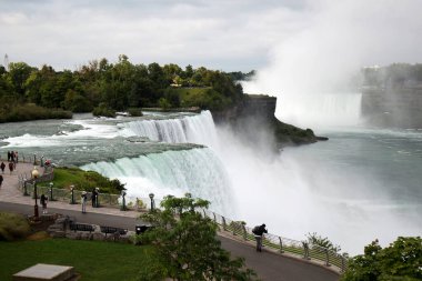 Niagara, ABD 'de New York sınırına ve Kanada' da Ontario 'ya düşer.