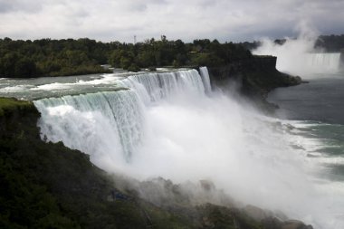 Niagara, ABD 'de New York sınırına ve Kanada' da Ontario 'ya düşer.