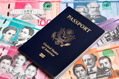 Dominik parasıyla Amerikan pasaportu - Pezo