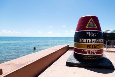 Key West, Amerika Birleşik Devletleri - 15 Eylül 2023: Key West, Florida 'daki Güney Noktası Şamandırası