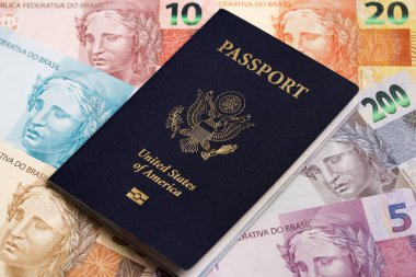 Brezilya parası üzerinde Amerikan pasaportu - gerçek