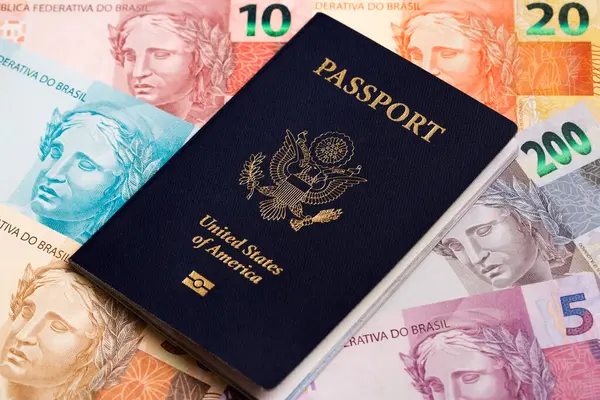 Brezilya parası üzerinde Amerikan pasaportu - gerçek