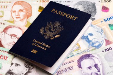 Uruguay parasıyla Amerikan pasaportu - peso