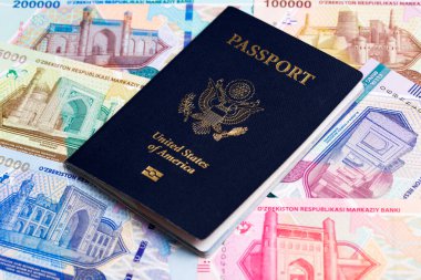 Özbekistan parasıyla Amerikan pasaportu - som