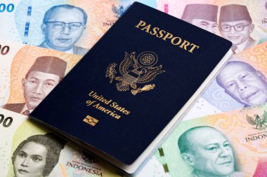 Endonezya parasıyla Amerikan pasaportu - rupiah