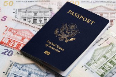 Surinam parasıyla Amerikan pasaportu - dolar