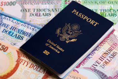 Guyanese parasıyla Amerikan pasaportu - dolar