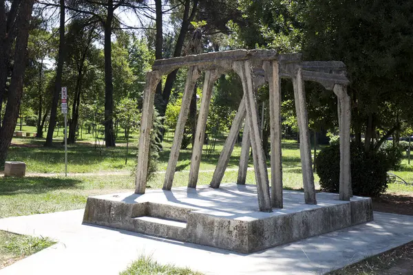 Tiran, Arnavutluk - 10 Ağustos 2025: Arnavutluk 'un Tiran kentindeki Spacu cezaevinden beton kirişler