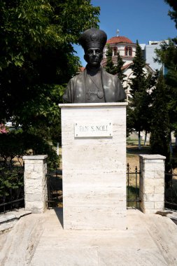 Durres, Arnavutluk - 13 Ağustos 2025: Arnavutluk 'un Durres kentindeki Fan S. Noli Anıtı