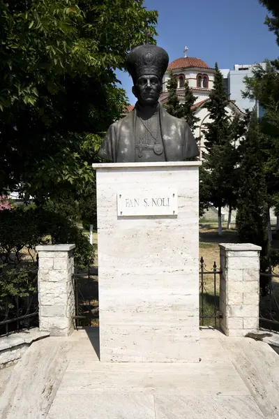Durres, Arnavutluk - 13 Ağustos 2025: Arnavutluk 'un Durres kentindeki Fan S. Noli Anıtı