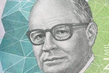 Carlos Lleras Restrepo Kolombiya parasının yakın plan portresi.