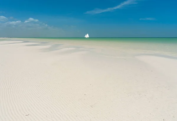 Fehér Homokos Strand Egy Trópusi Szigeten Vitorlás Hajóval Láthatáron Kék — Stock Fotó