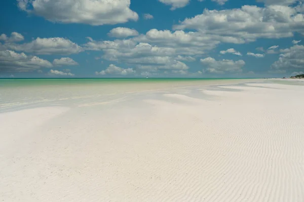 Panoramatický Výhled Opuštěnou Bílou Písečnou Tropickou Pláž Modrou Oblohou Bílými — Stock fotografie