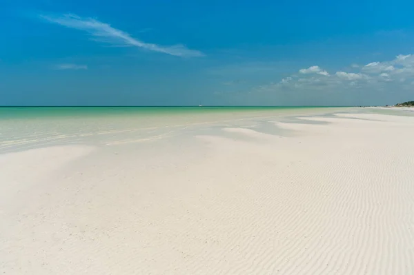 Terkedilmiş Beyaz Tropikal Bir Kumsalın Panoramik Manzarası Mavi Gökyüzü Rahatlatıcı — Stok fotoğraf