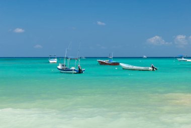 Meksika 'nın Karayip Kıyısı, turkuaz sularda demirli teknelerin panoramik manzarası.