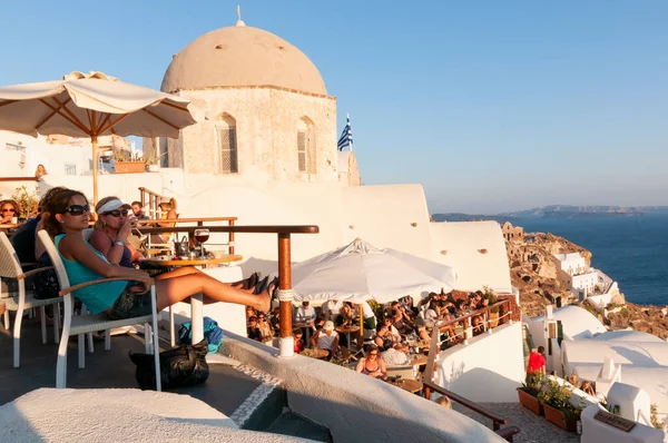 Pôr Sol Ilha Grega Oia Turistas Desfrutar Vista Mar Egeu — Fotografia de Stock