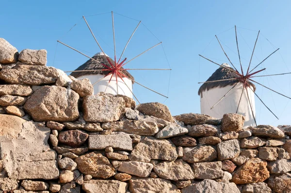 Teilansicht Von Zwei Der Ikonischen Windmühlen Der Insel Mykonos Gegen — Stockfoto