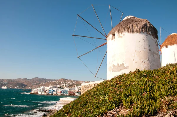 ギリシャの島の海岸にある村のパノラマビューとミコノス島の風車の眺め 概念文化と休暇 — ストック写真