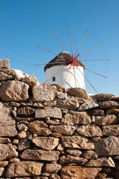 Mykonos的风车是Cycladic群岛的象征 它的美丽和迷人吸引了游客 它坐落在乡村的城墙和蓝天之间 代表着旧时代的和平与安宁 对于浪漫主义者和情人来说是理想的 — 图库照片