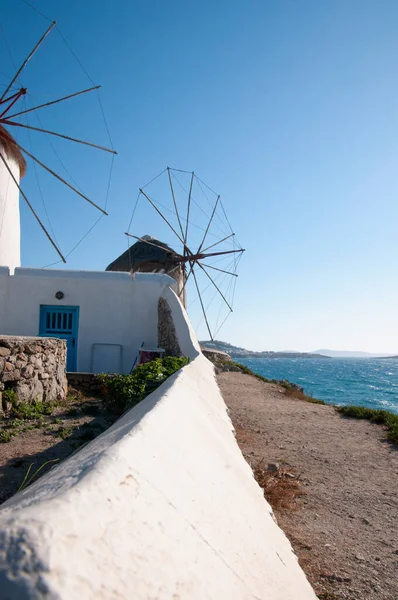 Vertikale Ansicht Weißer Windmühlen Auf Der Insel Mykonos Gegen Den — Stockfoto