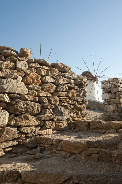 Een Rustieke Stenen Muur Beschermt Beroemde Windmolens Van Het Eiland — Stockfoto