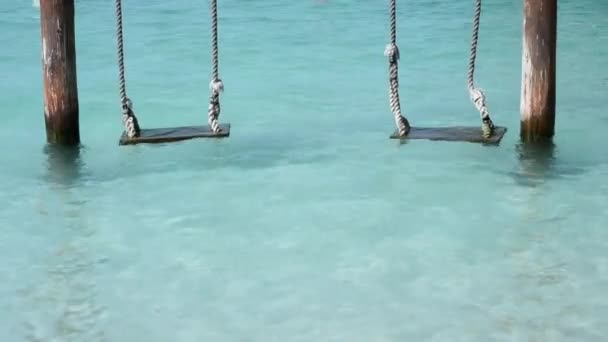 Swingend Zon Een Tropisch Eiland Vakantie Lege Schommels Boven Water — Stockvideo