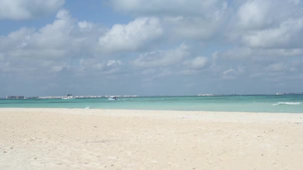멕시코의 섬에있는 버려진 해변의 파노라마 동영상 카리브해와 보트는 부분적으로 구름이 — 비디오