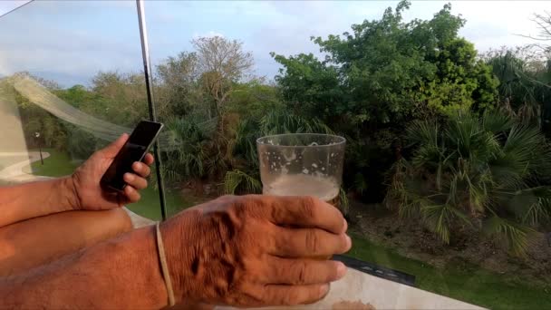 Visión Parcial Imágenes Hombre Tomando Una Cerveza Mientras Usa Teléfono — Vídeo de stock