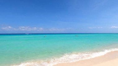 Turistlerin turkuaz Karayip denizinde kayak yaparken çekilmiş HD görüntüleri. Meksika 'da tatil ve ekolojik turizm için ideal bir yer.