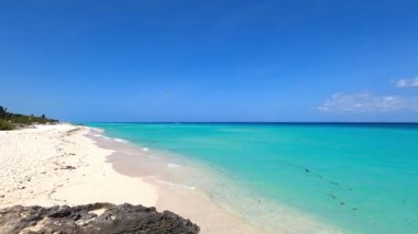 Güneşli bir yaz gününde Meksika 'da turkuaz denizli tropikal bir plajın Pam Motion ile yavaş çekim görüntüleri.