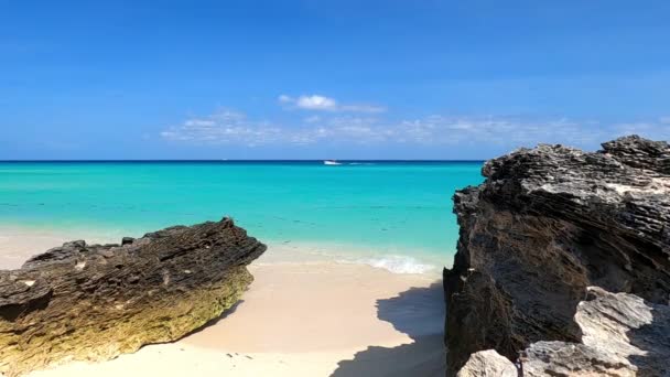Praia Caribenha Com Areia Branca Rochas Céu Azul Uma Lancha — Vídeo de Stock