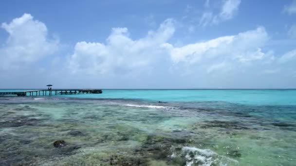 Záběry Siluety Dřevěného Mola Tropickém Ostrově Dvěma Lidmi Sedícími Pod — Stock video