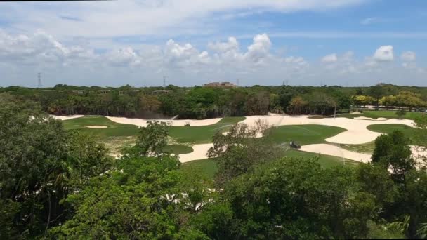在墨西哥普莱亚德尔卡门的高尔夫球场上 设有各种掩体和灌溉系统的空中景观 高尔夫球车上有维修人员 4K实时视频 — 图库视频影像