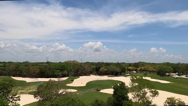Tropik Bölgelerdeki Golf Sahası Bakımı Aktif Sulama Sistemi Profesyonel Ekipmanlarla — Stok video