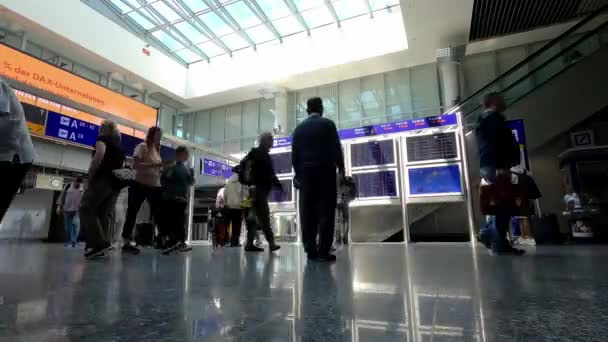 Transit Gezginlerinin Zürih Havaalanı Ndaki Uçuş Saatlerini Seyahat Konseptini Gösteren — Stok video