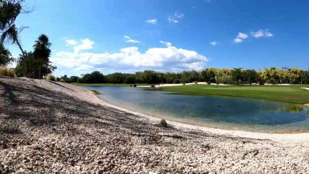 Images Panoramiques Deux Golfeurs Sur Green Protégé Par Lagon Pour — Video