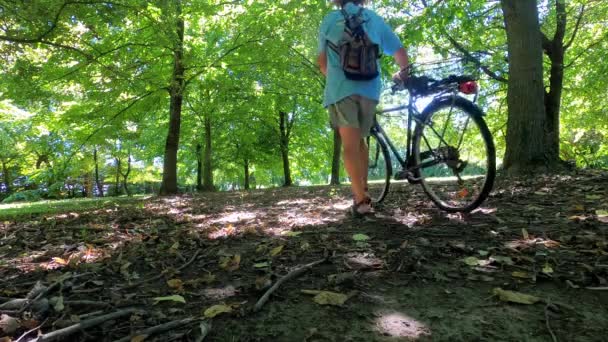 Hombre Caminando Empujando Una Bicicleta Bosque Otoño Durante Una Caminata — Vídeo de stock