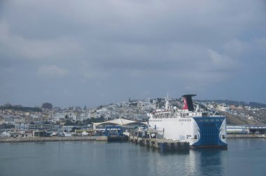 Fas 'taki Tunus limanının panoramik manzarası ve çevresindeki tepelerdeki evleri ve binaları..