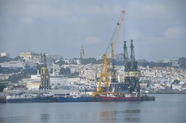 Tunus Limanı ve kıyı şehri Fas 'ın panoramik manzarası