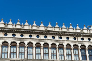 Yakın plan Procuratie Vecchie, eski procuracies, Bartolomeo Bon, Piazza San Marco, St Mark 's Square, Venedik, İtalya